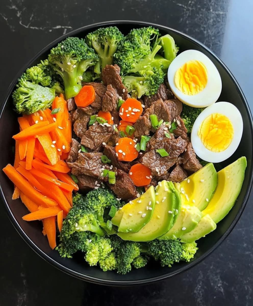 bowl proteico de carne, vegetales y huevo